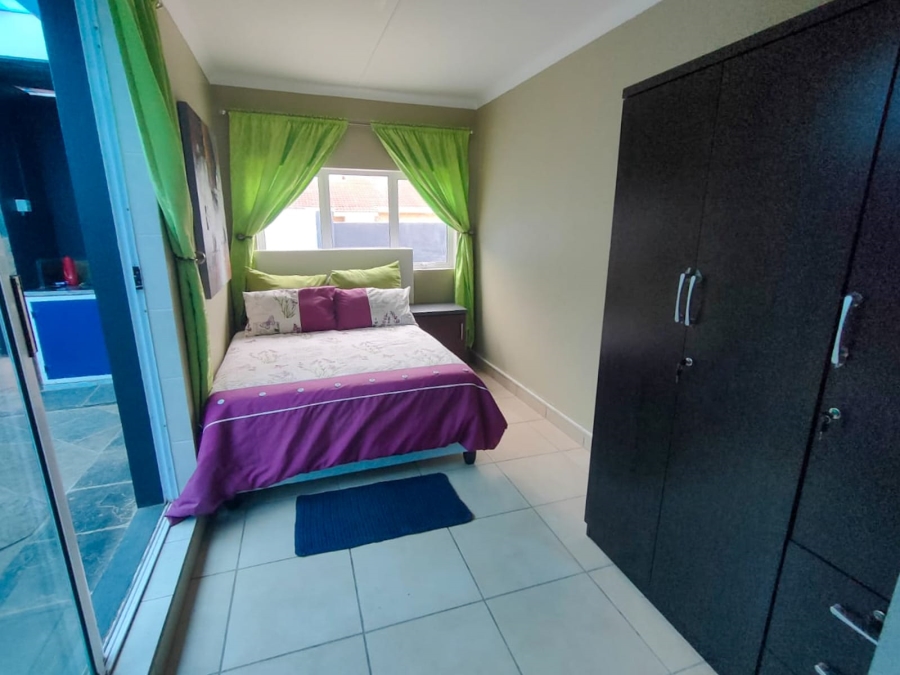 8 Bedroom Property for Sale in Wavecrest Eastern Cape